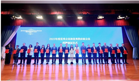 老子有钱lzyq88公司荣获“成都市物业治理协会2023年杜着秀会员”等多项荣誉称号